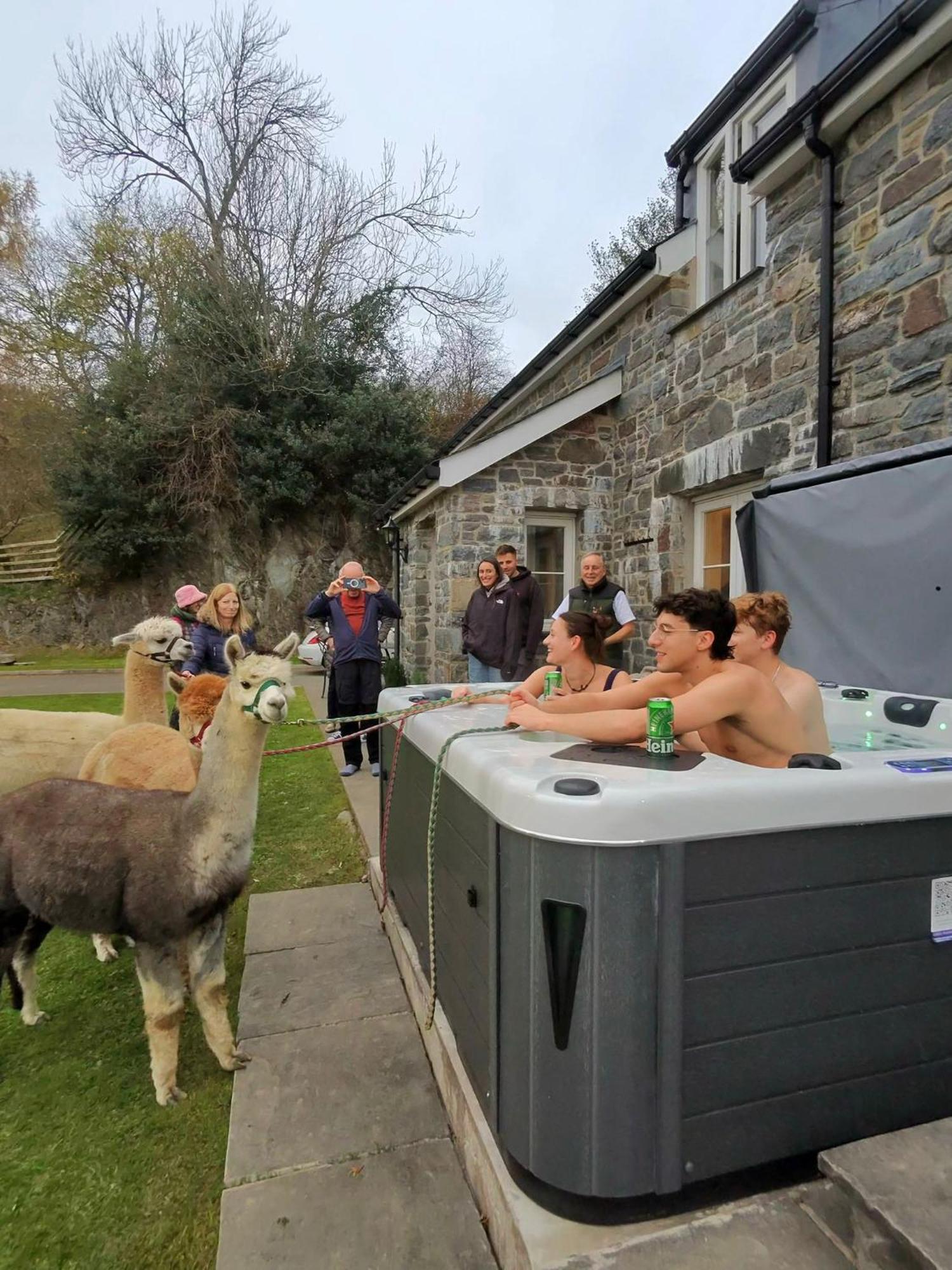 3 Bedroom Barn Conversion With Hot Tub-Garden View - Ty Cerrig Barn 코웬 외부 사진